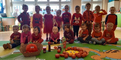 Dzieci prezentują przetworu z pomidoró.w