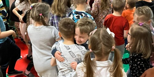 Dzieci się przytulają