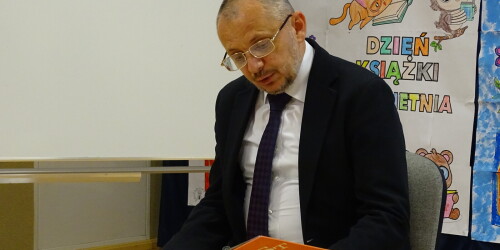 Pan Wiceprezydent Lublina Mariusz Banach czyta dzieciom książkę