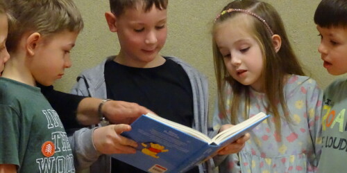 dzieci mówią pizostałym uczetnikom zabawy co jest na ilustracjach książki
