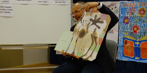Pan Wiceprezydent Lublina pokazuje dzieciom książkę