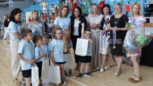 Nagrodzone dzieci pozują do zdjęcia z gośćmi honorowymi